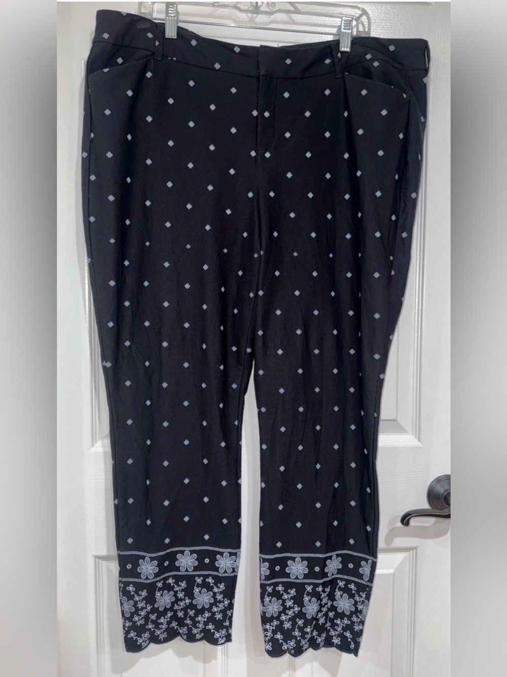 Old Navy Women's Sz 18 Pixie Pant Boho Black/White Floral Scalloped Hem